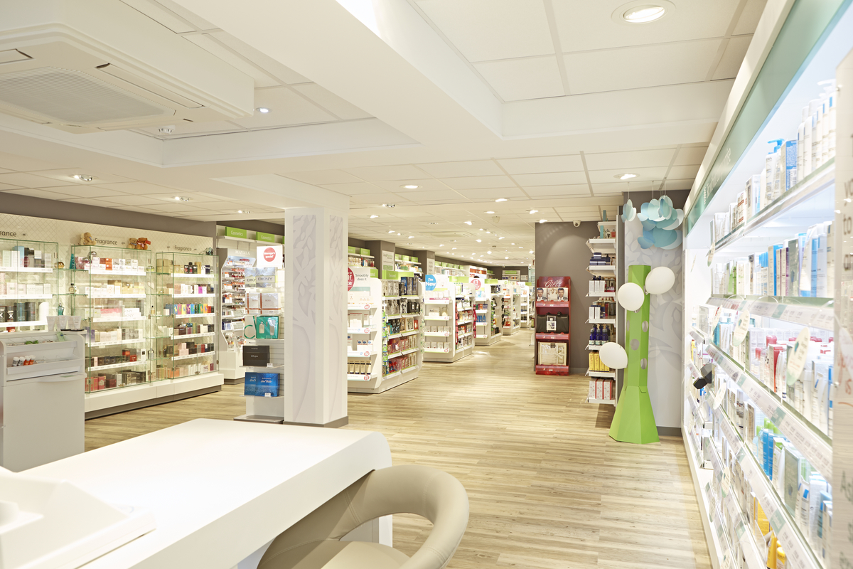 Lloyds Pharmacy St Ives 1 – Schválené vybavení obchodů a interiéry